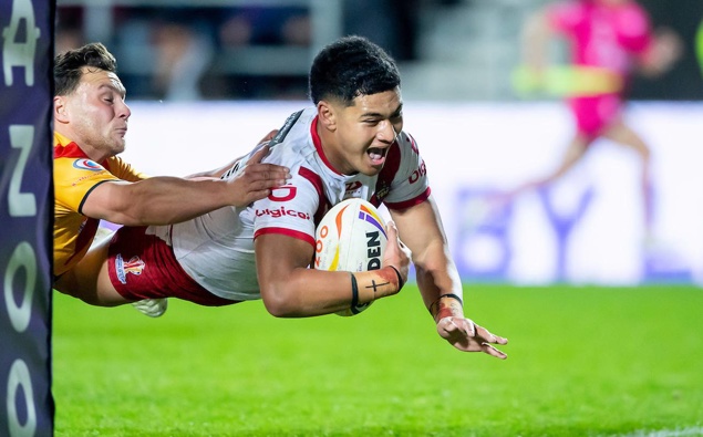 Isaiya Katoa de Tonga se escapa para anotar un ensayo durante el Mundial de Rugby League de 2026