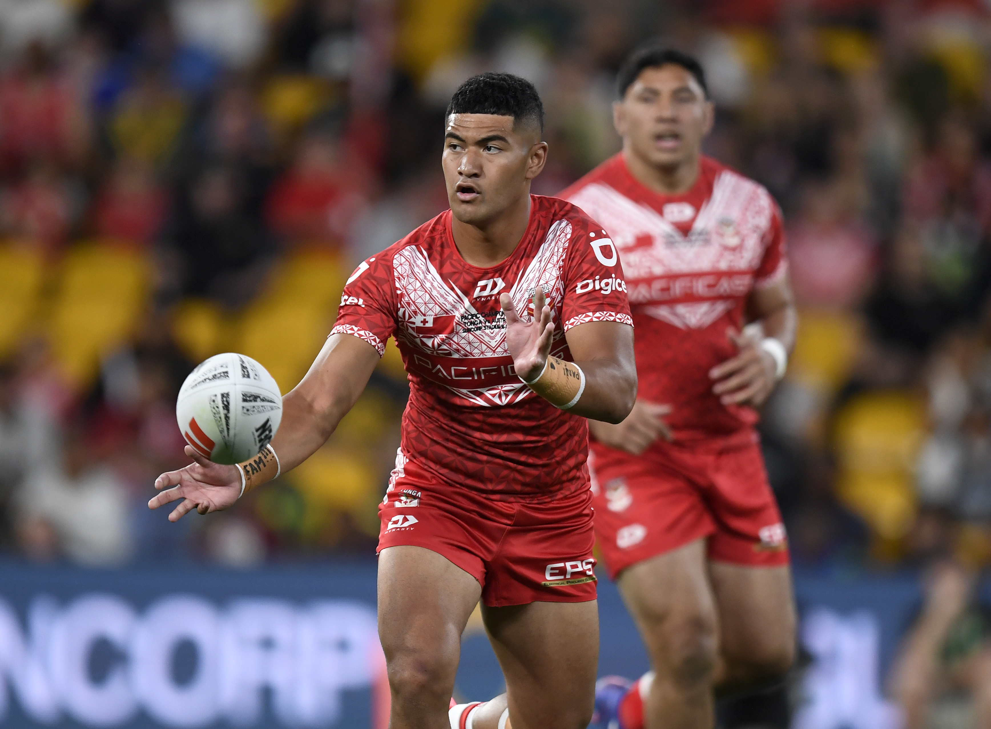 Isaiya Katoa en acción con Tonga en la camiseta nacional roja