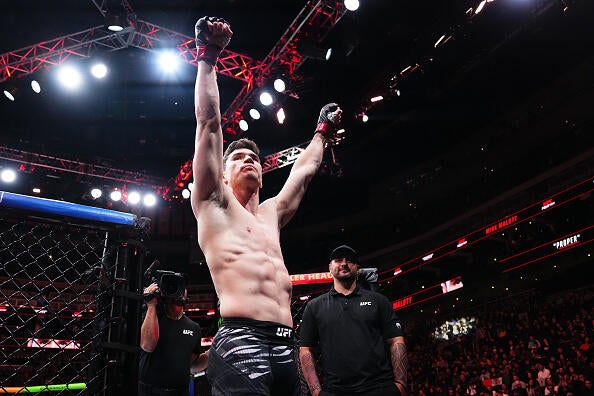 Mike Malott feiert einen Sieg im UFC-Octagon