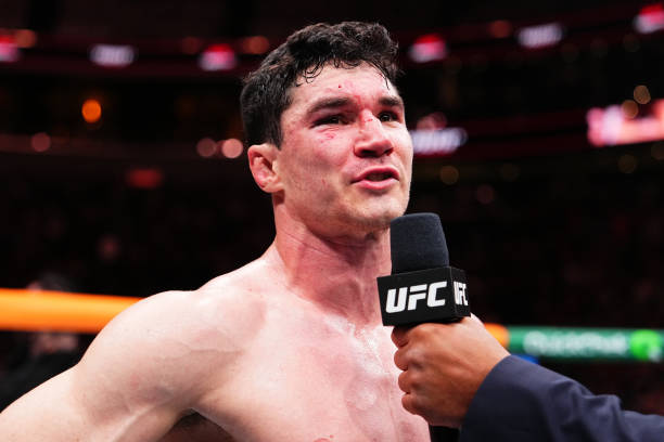 Mike Malott spricht nach einem Kampf in Edmonton in ein UFC-Mikrofon