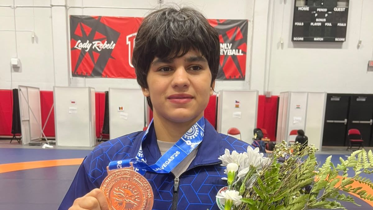 Komal posiert mit ihrer Bronzemedaille in der 59-kg-Klasse der Frauen bei der U23-Weltmeisterschaft im Ringen 2026 in Las Vegas