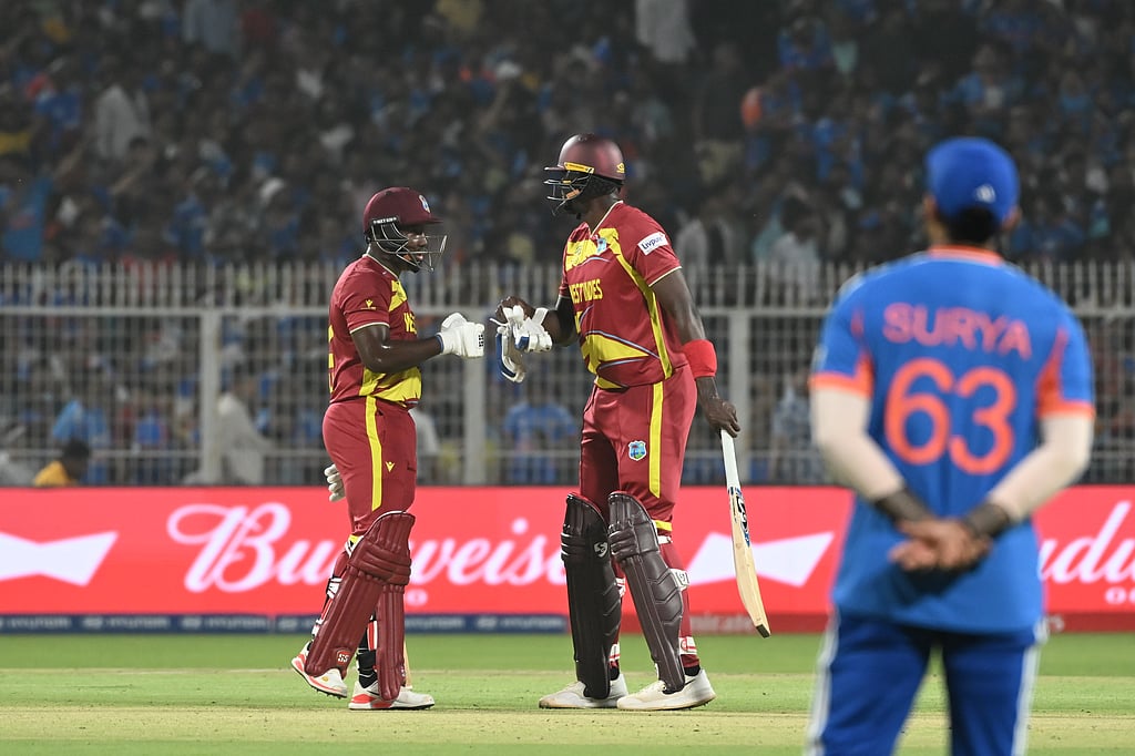 Archivfoto: Zwei West-Indies-Schlagmänner treffen sich mitten auf dem Pitch während eines T20-Matches gegen Indien, mit Indiens Suryakumar Yadav im Vordergrund.