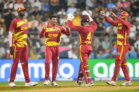 Archivfoto: West-Indies-Spieler feiern ein Wicket während eines T20-Matches.