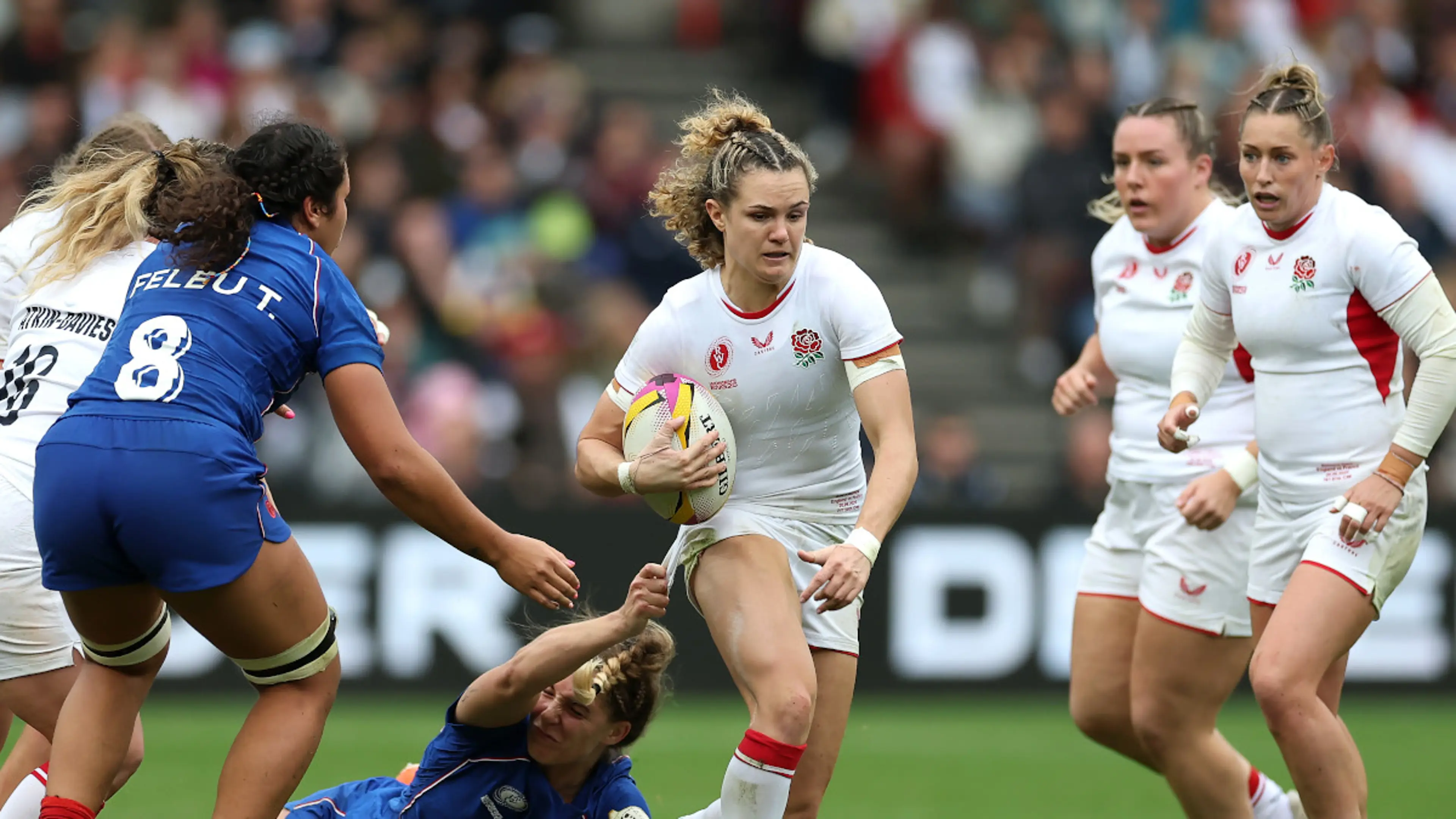Ellie Kildunne breaks through the Canada defence