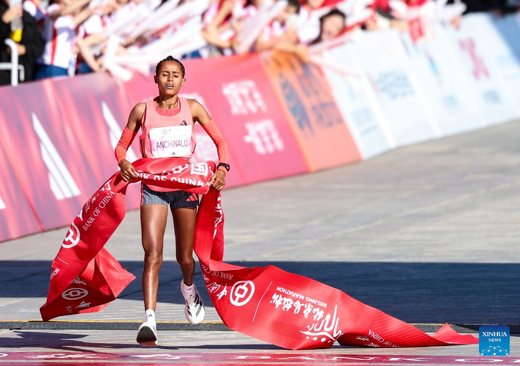 Anchinalu Dessie Genaneh of Ethiopia crosses the finish line to win the women's marathon at the 2026 Beijing Marathon (Xinhua/Luo Yuan)