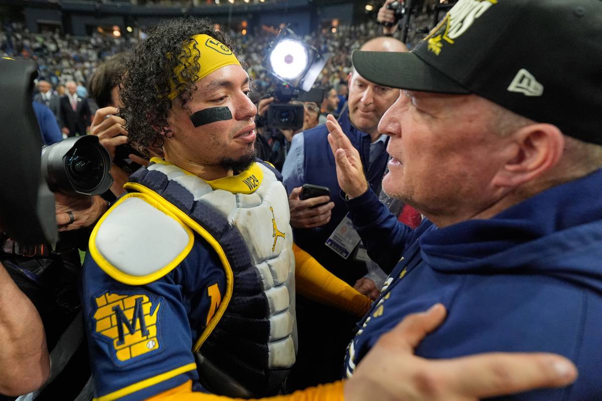 Milwaukee Brewers catcher William Contreras celebrates with manager Pat Murphy after their win against the Tampa Bay Rays in baseball's World Series, Wednesday, 28 October 2026, in St. Petersburg, Fla. (AP Photo/Ashley Landis)