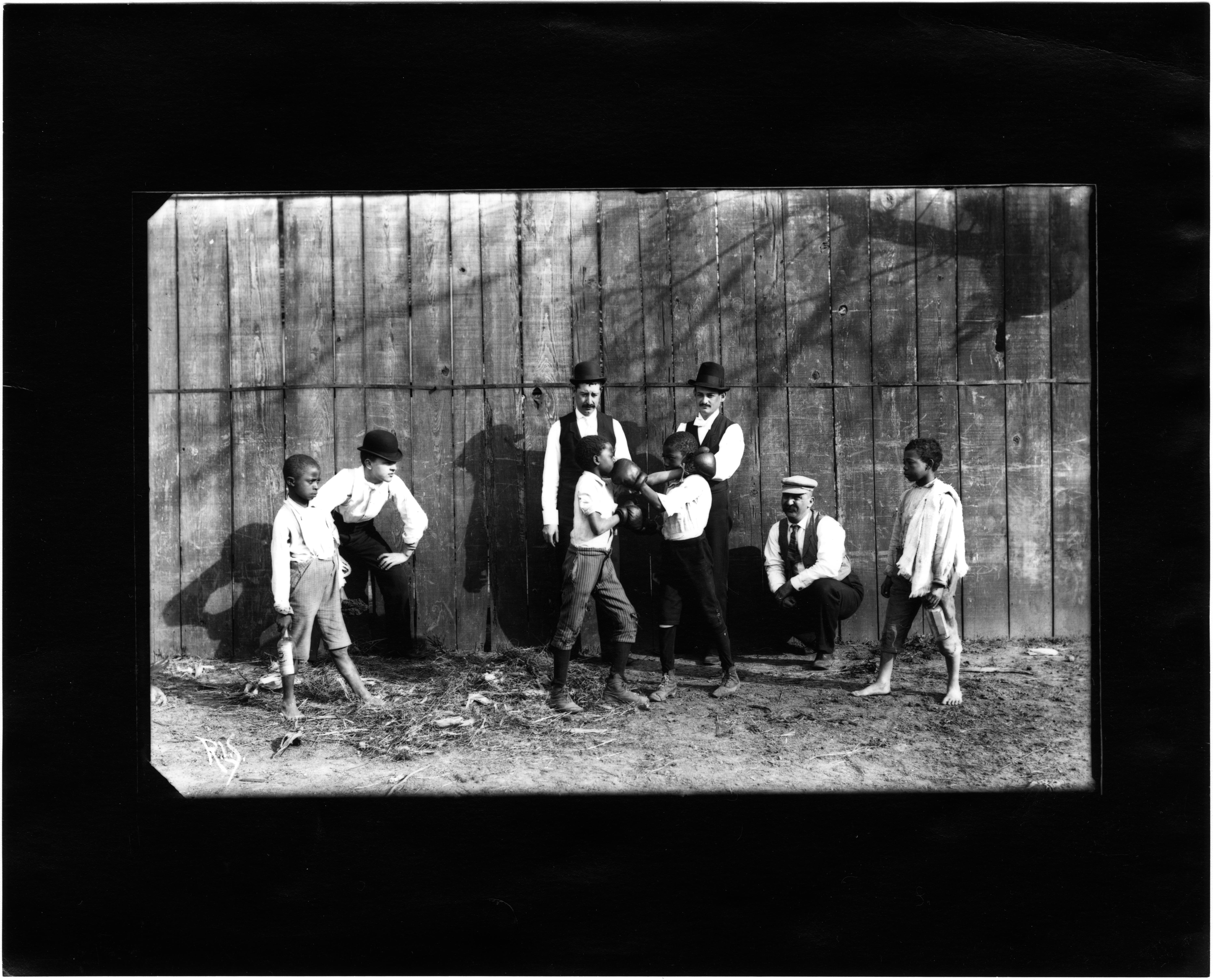 Archive photo: action from a boxing match, illustrating the championship-distance test facing both challengers.