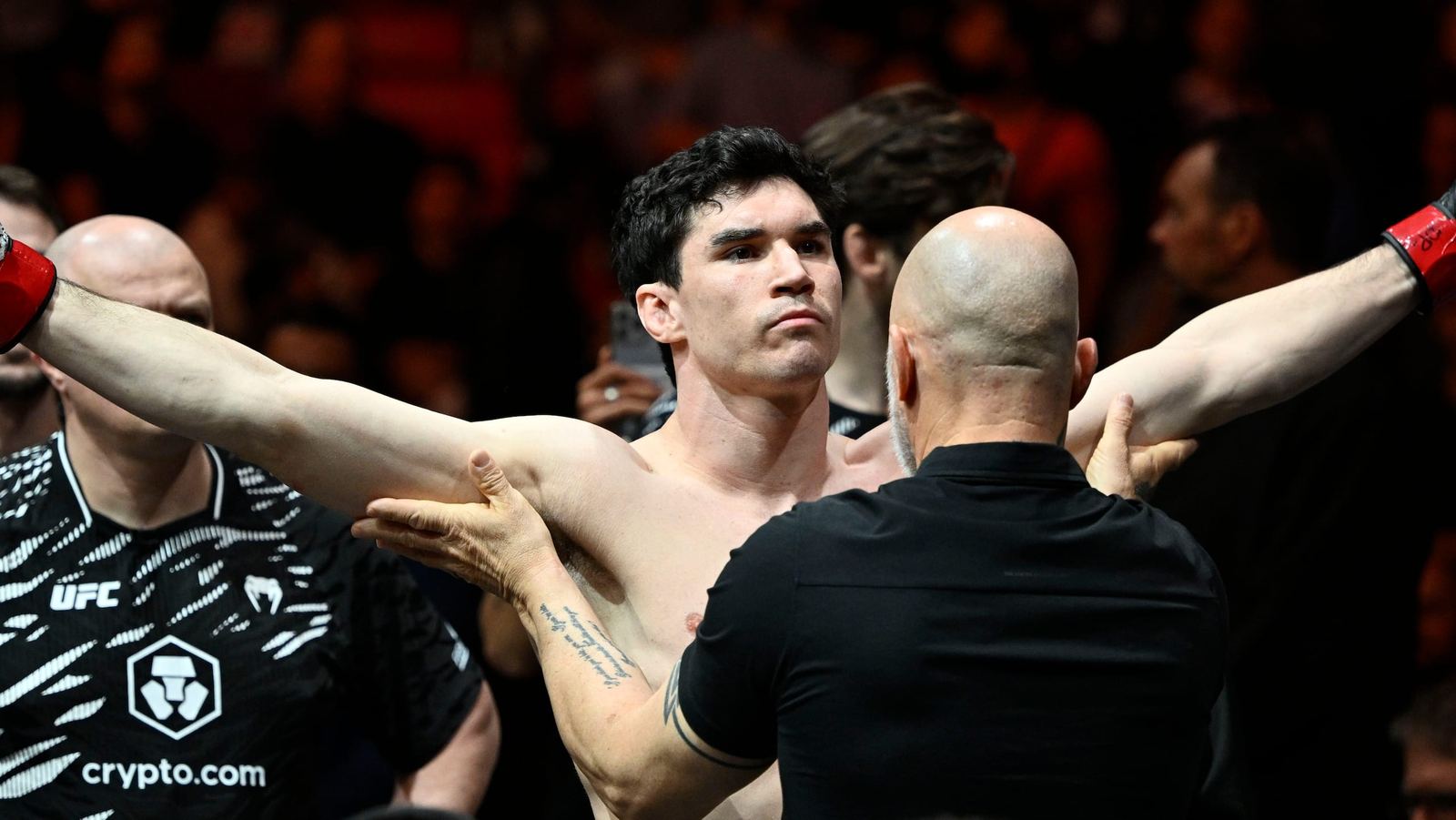 Mike Malott feiert mit erhobenen Armen nach einem UFC-Sieg im Octagon