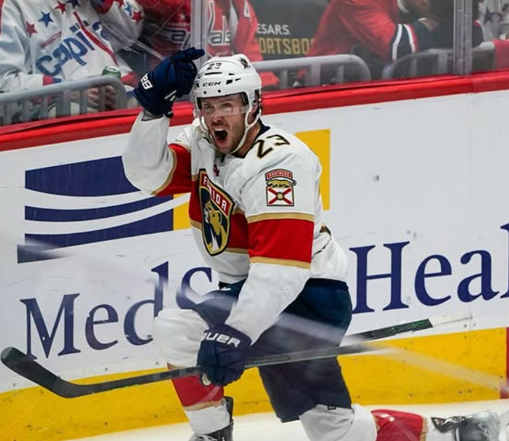 Archivfoto: Florida-Panthers-Stürmer Carter Verhaeghe (Nr. 23) feiert mit Teamkollegen während eines Spiels.