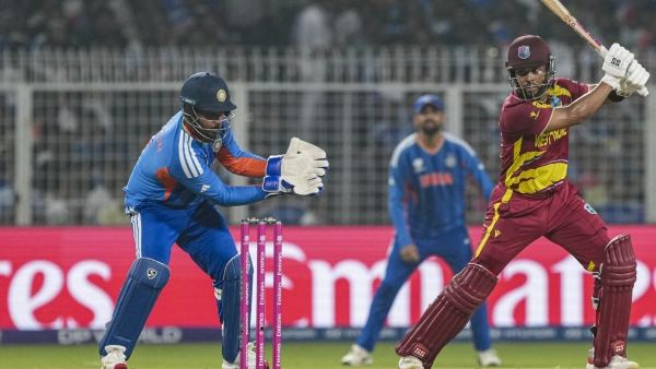 Archivfoto: Ein West-Indies-Schlagmann spielt einen Schlag, während Indiens Wicketkeeper und Feldspieler zusehen, während eines T20-Länderspiels zwischen den Teams.
