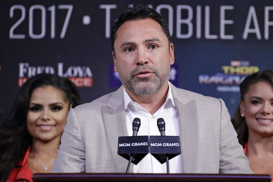 Oscar De La Hoya speaking at a boxing event