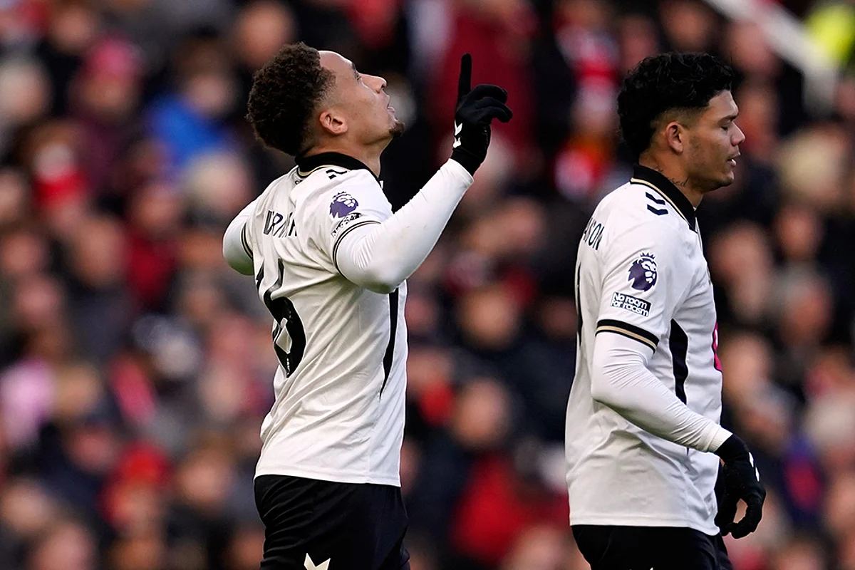 Bournemouth's Marcus Tavernier celebrates scoring his side's second goal against Manchester United at Old Trafford, 25 October 2026