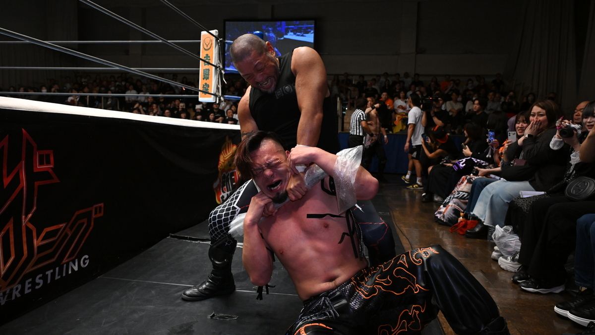 Dick Togo applies a chokehold during NJPW Super Junior Tag League action at Korakuen Hall