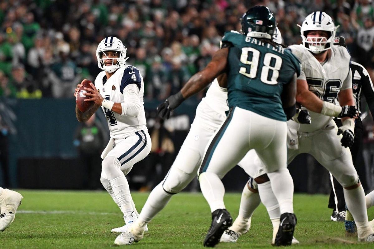 Dak Prescott looks to pass against the Philadelphia Eagles at Lincoln Financial Field, 26 October 2026