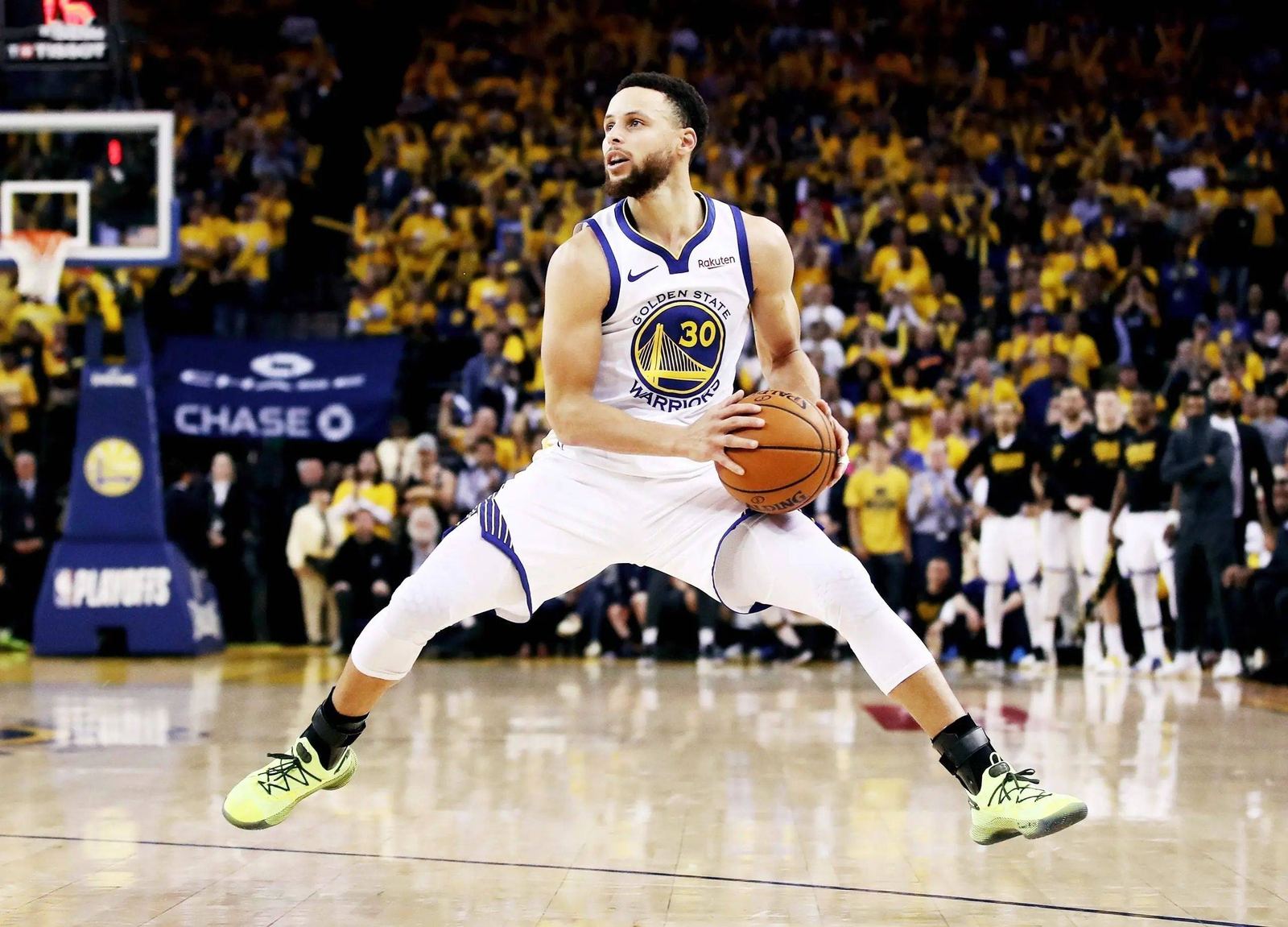 Archive photo, not from the Timberwolves game: Stephen Curry driving with the ball for Golden State.